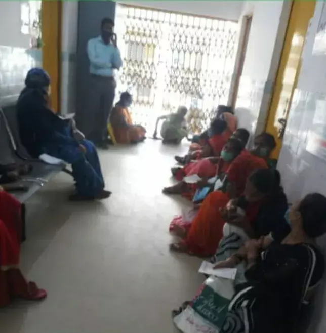 सीएचसी सरोजनी नगर में महिला मरीजों की लगी लंबी-लंबी लाइने - डॉक्टर नदारद सीएचसी सरोजनी नगर में महिला मरीजों की लगी लंबी-लंबी लाइने - डॉक्टर नदारद