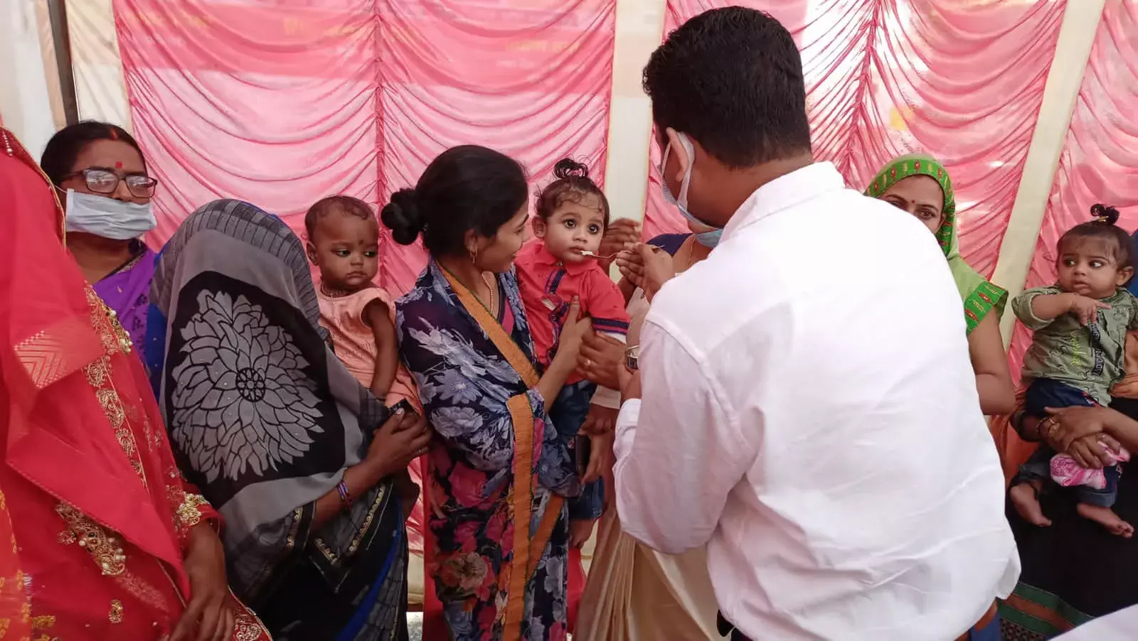 कमिश्नर ने जिला स्तरीय अधिकारियों के साथ विकास कार्यो की समीक्षा