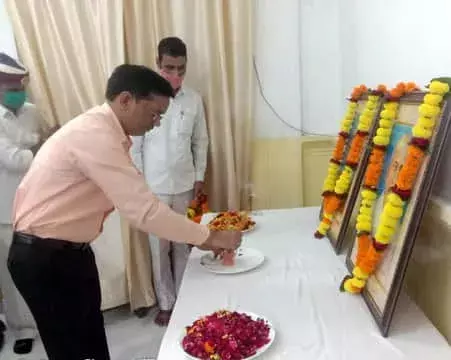 डीएम ने सरदार पटेल को श्रद्धांजलि अर्पित की डीएम ने सरदार पटेल को श्रद्धांजलि अर्पित की