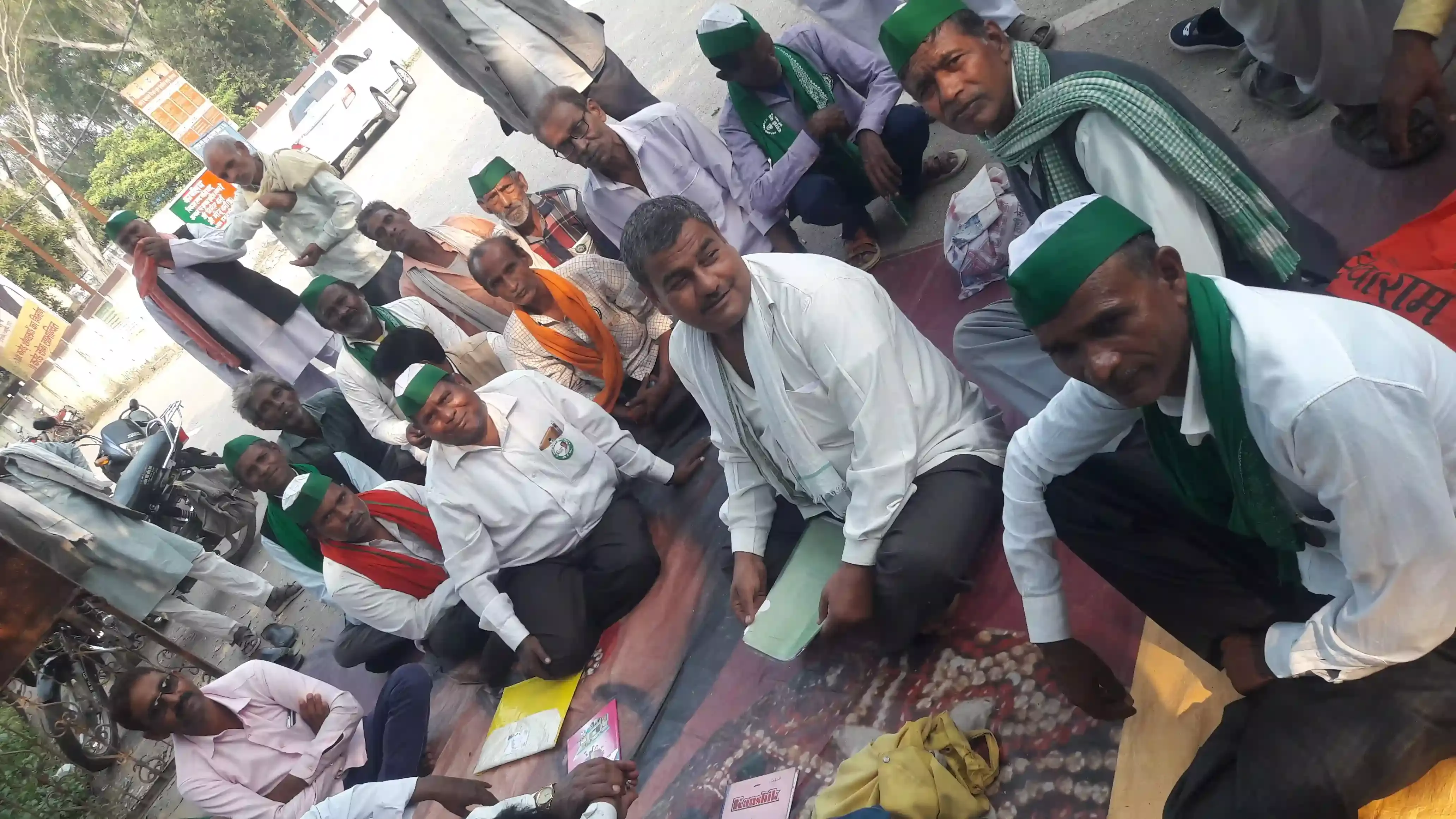 11 सूत्री मांग को लेकर भारतीय किसान यूनियन ब्लॉक मुख्यालय पर दिया एक दिवसीय धरना