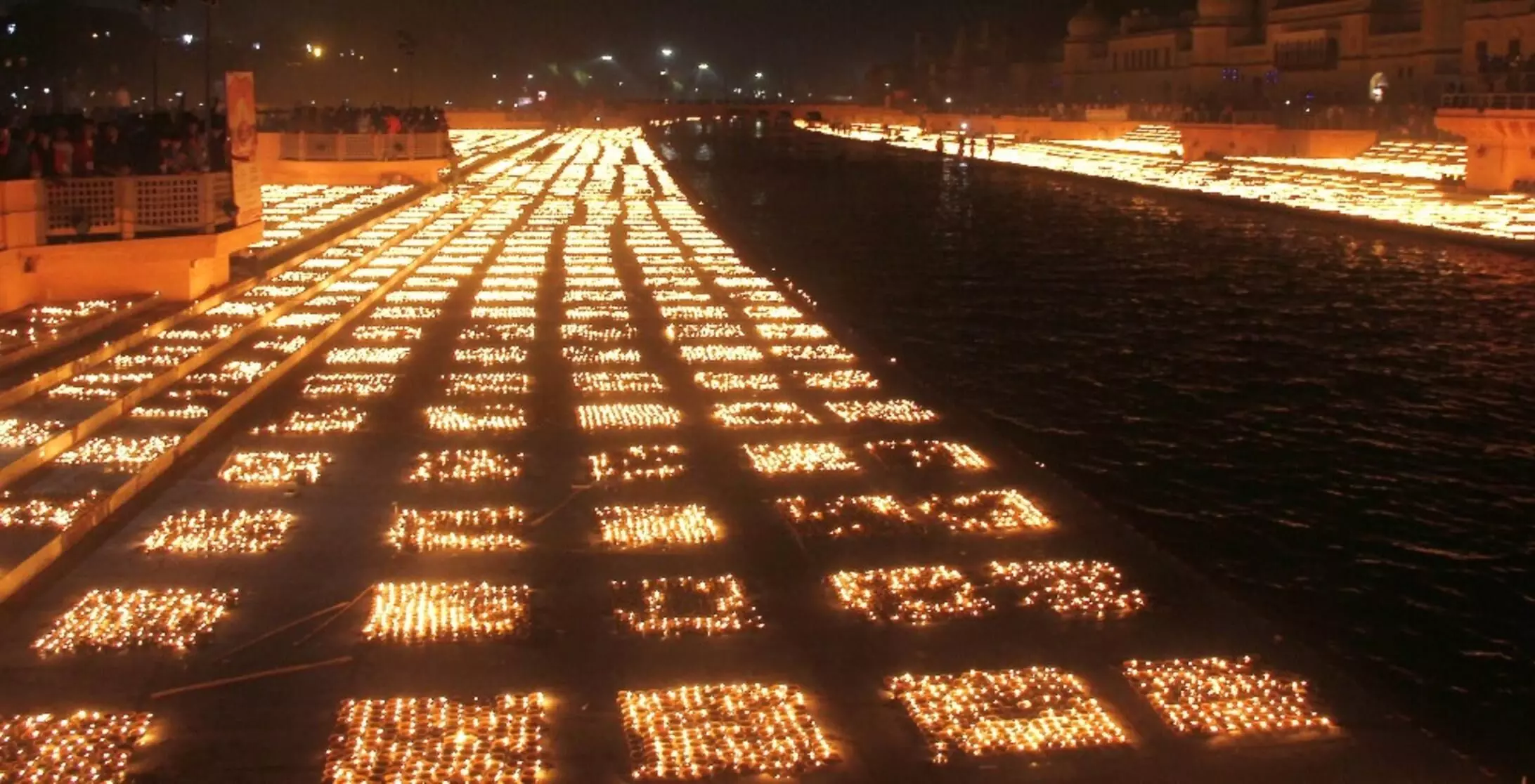 Deepotsav in Ayodhya:32 घाटों पर 10 लाख दीप सजाए गए