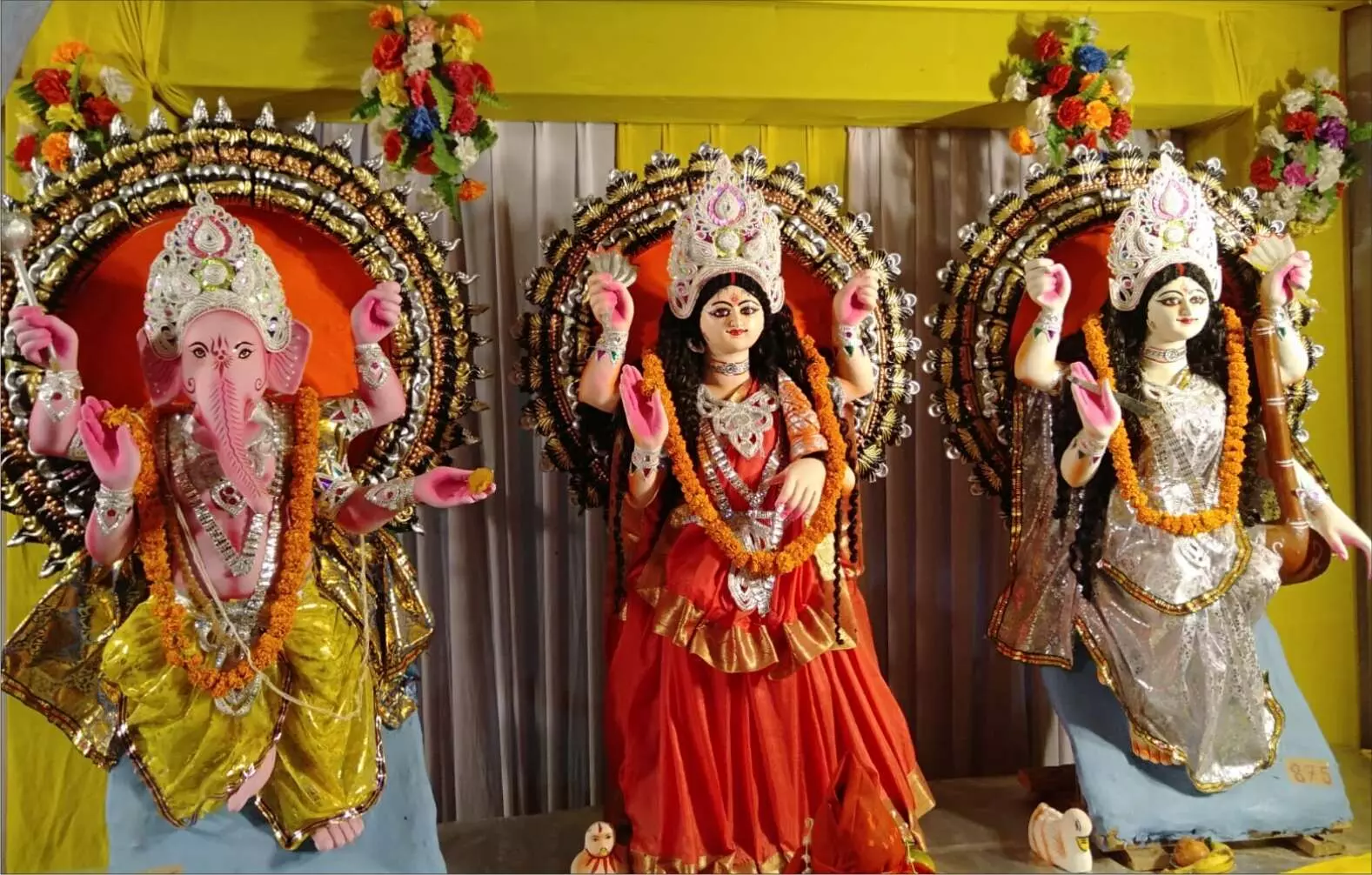 श्री गणेश, मां लक्ष्मी व सरस्वती की मूर्ति पण्डाल में लगाकर आरती-पूजन शुरू
