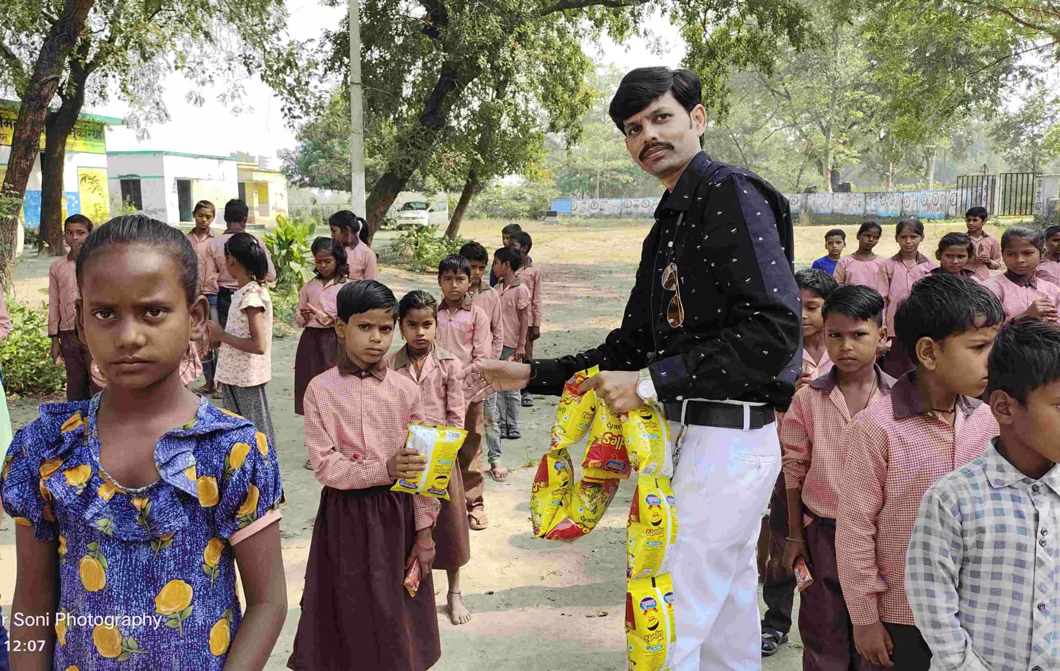 श्री कृष्णा फाउंडेशन ने सरकारी स्कूल के बच्चों संग बांटा प्यार