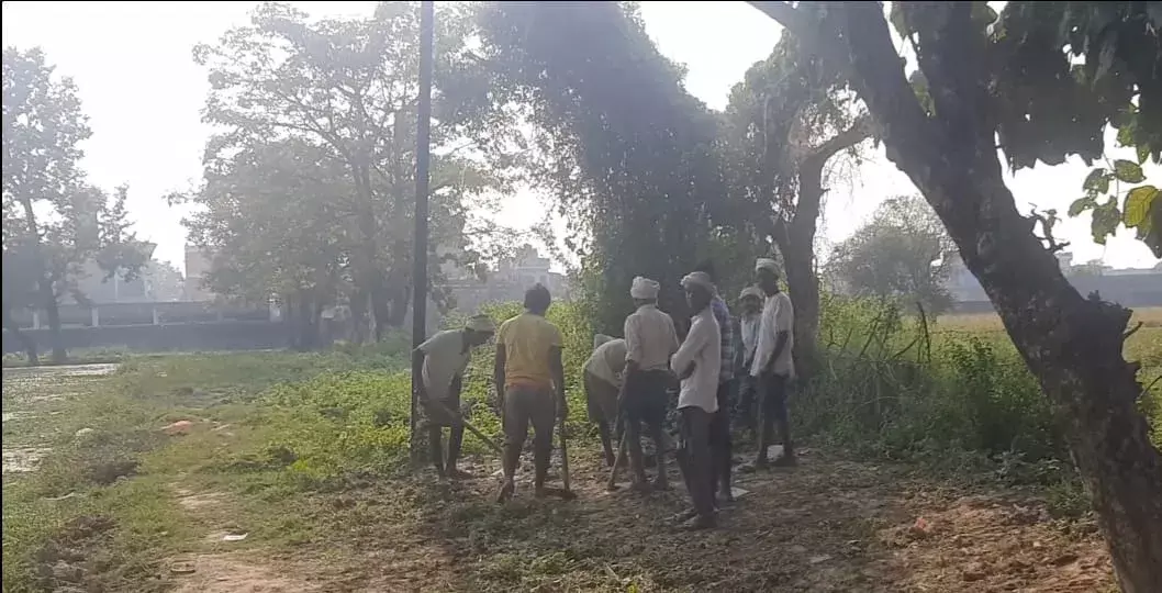 जब मजदूर लगा कर हो गाँवों में साफ सफाई, तो हर महीने सफाई कर्मियों पर करोड़ों का खर्च क्यों ?