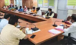 निर्माणाधीन परियोजनाओं की डीएम ने की विभागवार समीक्षा निर्माणाधीन परियोजनाओं की डीएम ने की विभागवार समीक्षा