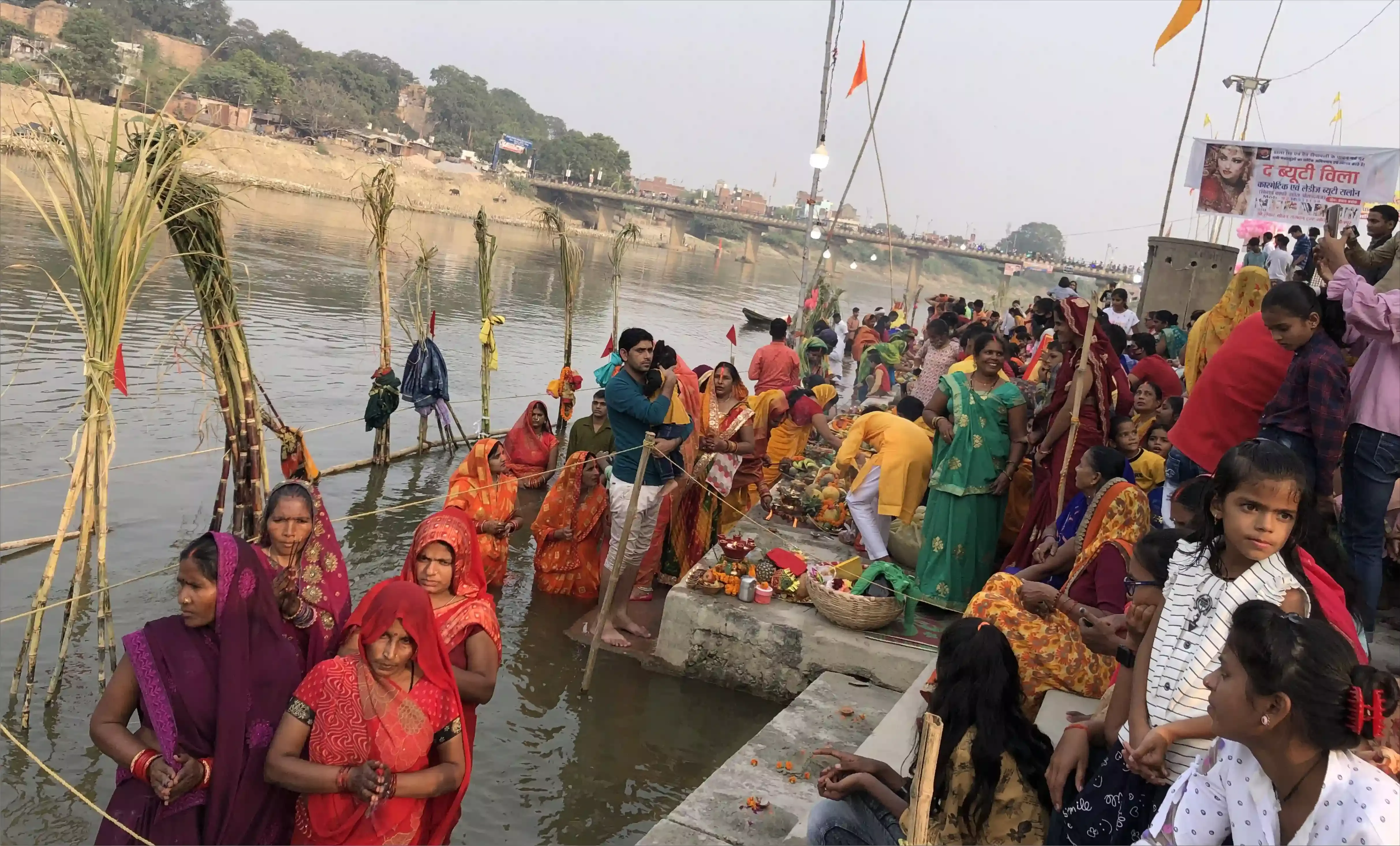 डाला छठ के तीसरे दिन व्रती माताओं ने अस्ताचलगामी सूर्य को दिया अर्घ्य डाला छठ के तीसरे दिन व्रती माताओं ने अस्ताचलगामी सूर्य को दिया अर्घ्य