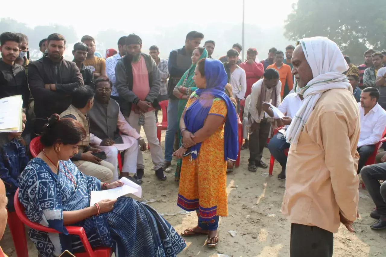 मंत्री स्वाती सिंह ने चकबंदी  स्थगित करने का किसानों को दिया आश्वासन