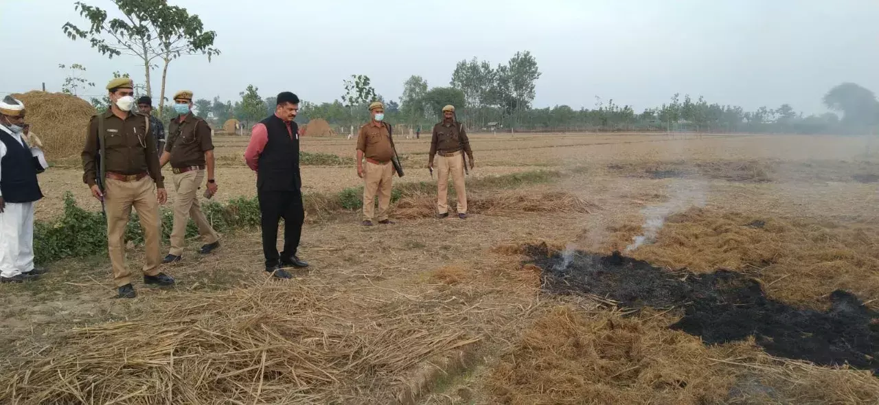 पराली बुझाने खेत के बीच पहुॅचे जिलाधिकारी पराली बुझाने खेत के बीच पहुॅचे जिलाधिकारी