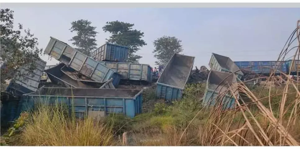 बदलापुर में मालगाड़ी के 21 बोगी पलटे, सुल्तानपुर-जौनपुर रेलमार्ग प्रभावित बदलापुर में मालगाड़ी के 21 बोगी पलटे, सुल्तानपुर-जौनपुर रेलमार्ग प्रभावित