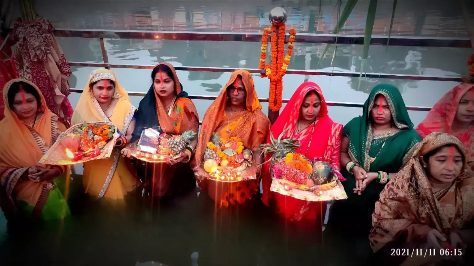 जौनपुर में उगते सूर्य को अर्घ्य देने के पश्चात 4 दिवसीय छठ पूजा सम्पन्न जौनपुर में उगते सूर्य को अर्घ्य देने के पश्चात 4 दिवसीय छठ पूजा सम्पन्न