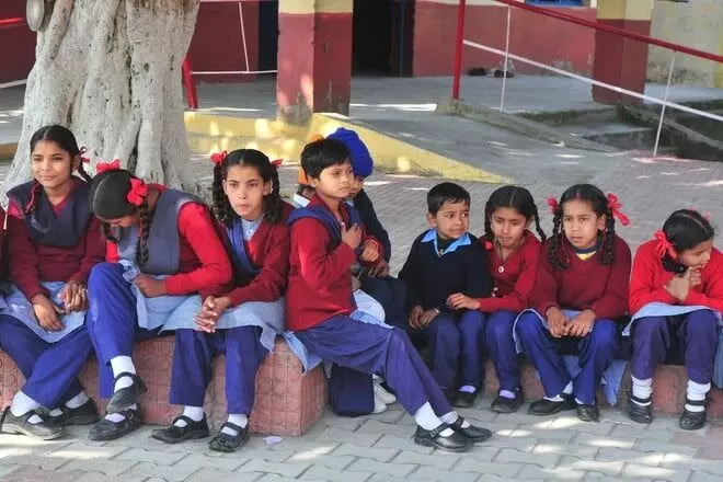 निजी स्कूलों को चेतावनी: वर्दी-किताबें खास दुकान से खरीदने का दबाव बनाया तो रद्द होगी मान्यता। निजी स्कूलों को चेतावनी: वर्दी-किताबें खास दुकान से खरीदने का दबाव बनाया तो रद्द होगी मान्यता।