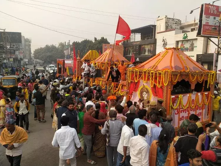 काशी विश्वनाथ धाम पहुंची अन्नपूर्णा की मूर्ति, सीएम योगी की मौजूदगी में पुनर्स्थापना शुरू काशी विश्वनाथ धाम पहुंची अन्नपूर्णा की मूर्ति, सीएम योगी की मौजूदगी में पुनर्स्थापना शुरू