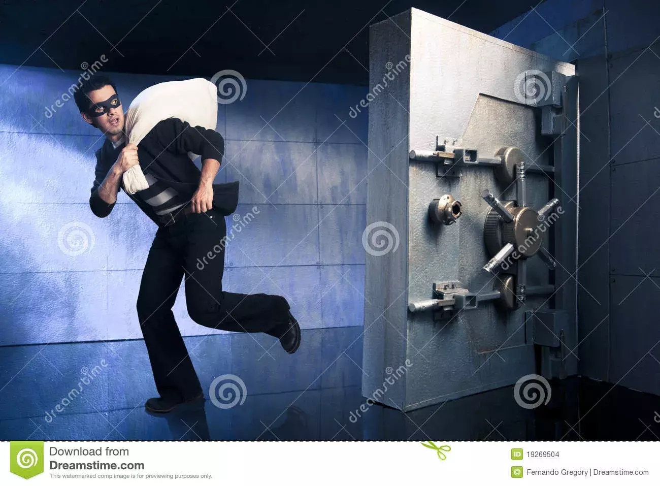 रुपये भरी बैग कार से चोरी कर भाग रहे चोर को प्रापर्टी डीलर ने पकड़ कर किया पुलिस के हवाले