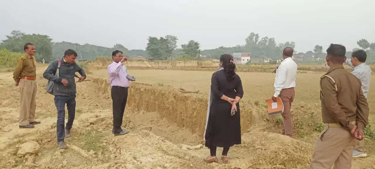 खनन की शिकायत पर मौके का निरीक्षण करने पहुंचे उपजिलाधिकारी