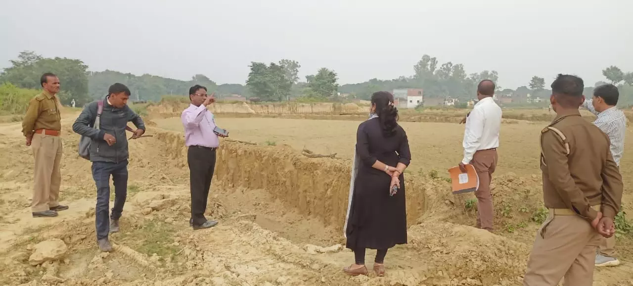 खनन की शिकायत पर मौके का निरीक्षण करने पहुंचे उपजिलाधिकारी खनन की शिकायत पर मौके का निरीक्षण करने पहुंचे उपजिलाधिकारी