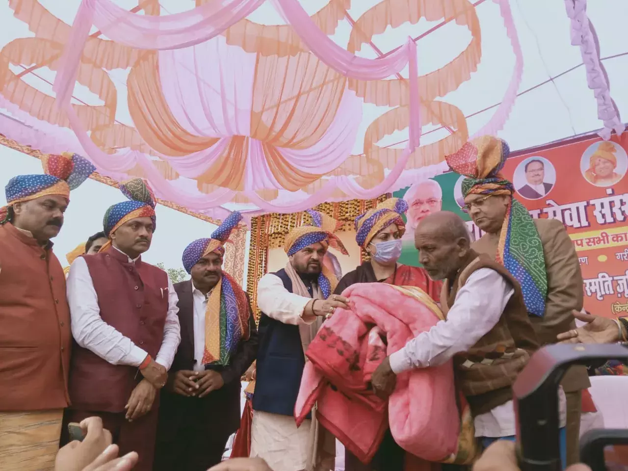 राजेश ने अमेठी के गौरव को बढ़ाया गरीबों की मदद की स्मृति ईरानी राजेश ने अमेठी के गौरव को बढ़ाया गरीबों की मदद की स्मृति ईरानी