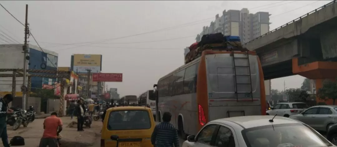 अवैध बसों की डग्गेमारी परिवहन विभाग पर पड़ रही है भारी