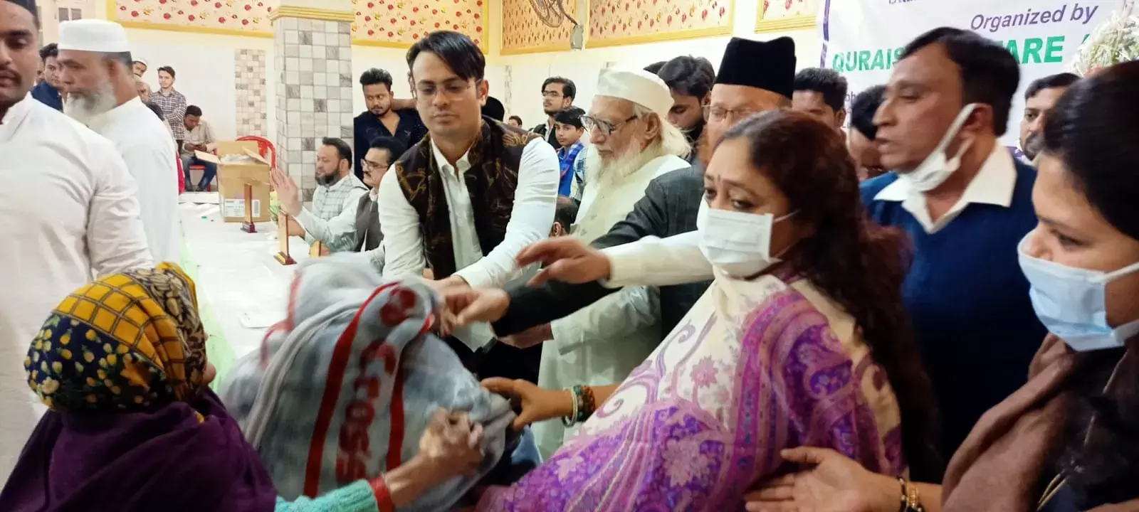 इंडियन रेड क्रॉस सोसाइटी ने गरीब महिलाओं में बाटें कंबल और ठंड के कपड़े।