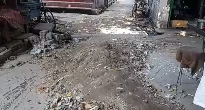 गड्ढा मुक्त सड़क तो नही गड्ढा युक्त सड़के राहगीर परेशान जिम्मेदार बने अनजान गड्ढा मुक्त सड़क तो नही गड्ढा युक्त सड़के राहगीर परेशान जिम्मेदार बने अनजान