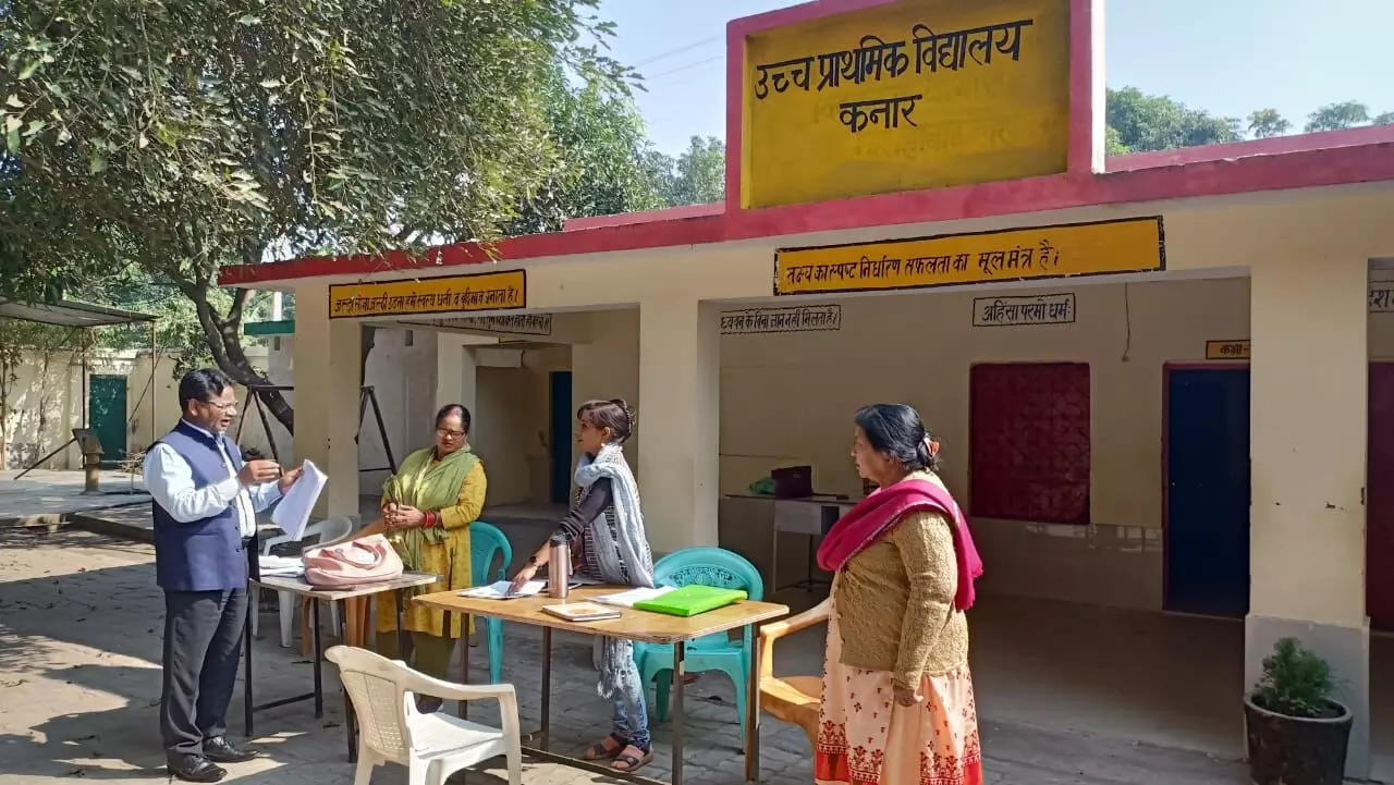 पोलिंग बूथ का उपजिलाधिकारी ने किया निरीक्षण पोलिंग बूथ का उपजिलाधिकारी ने किया निरीक्षण