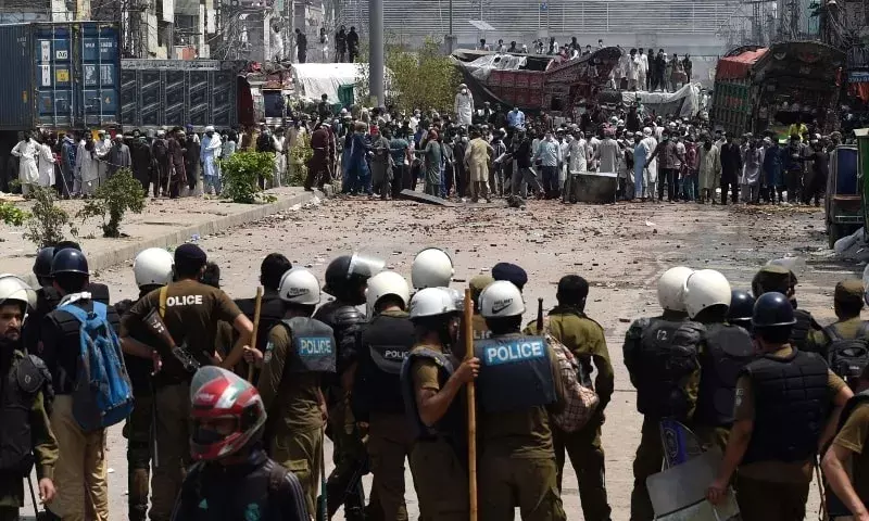 दबंगों की पिटाई से दहशत में मजदूरों ने थाने पर लगाई न्याय की गुहार दबंगों की पिटाई से दहशत में मजदूरों ने थाने पर लगाई न्याय की गुहार