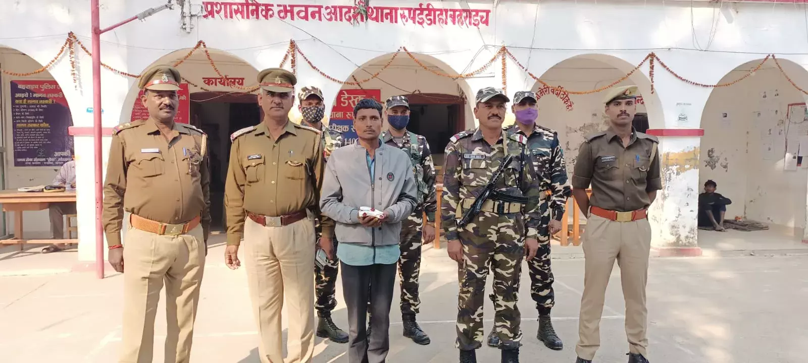 भारत नेपाल सीमा पर सशस्त्र सीमा बल व पुलिस की संयुक्त कार्यवाही में 90 लाख रुपये की स्मैक बरामद, एक तस्कर गिरफ्तार भारत नेपाल सीमा पर सशस्त्र सीमा बल व पुलिस की संयुक्त कार्यवाही में 90 लाख रुपये की स्मैक बरामद, एक तस्कर गिरफ्तार