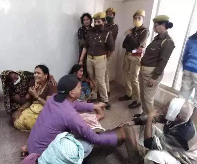 देवरिया दोहरा हत्याकांड: नौकरी, मुआवजे की मांग को लेकर शव का दाह संस्कार करने से किया मना, पुलिस ने लाठी भांजकर खदेड़ा
