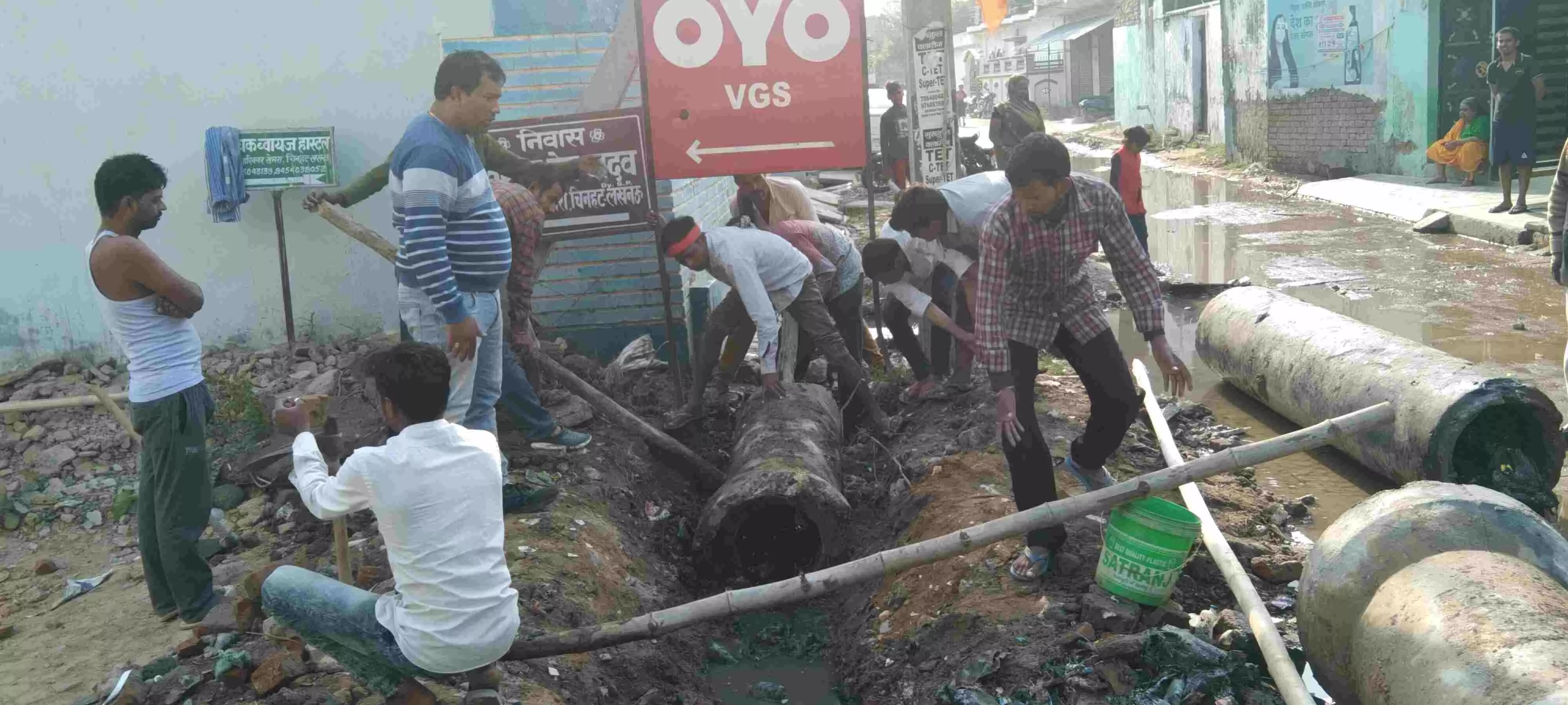 समाजसेवी ने कराया वर्षों से चोक नाली का निर्माण