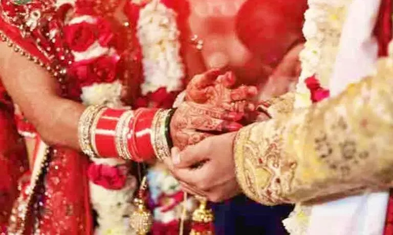 आदिवासियों की ढुकू प्रथा जिसे कहते है लिव-इन रिलेशन सदियों पुरानी है आदिवासियों की ढुकू प्रथा जिसे कहते है लिव-इन रिलेशन सदियों पुरानी है