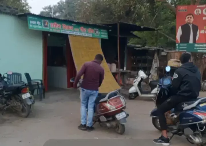 बंथरा धान क्रय केंद्र में धान रखने की जगह नहीं बंथरा धान क्रय केंद्र में धान रखने की जगह नहीं