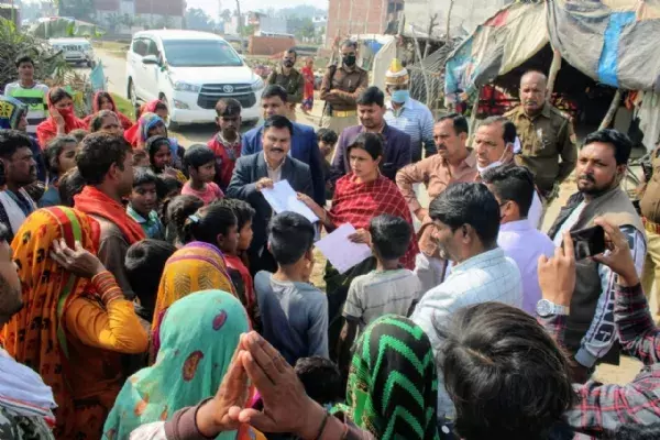 कौशल विकास मिशन के कार्यो के निरीक्षण के साथ ही स्वाति सिंह ने किया नट बस्ती मे भ्रमण