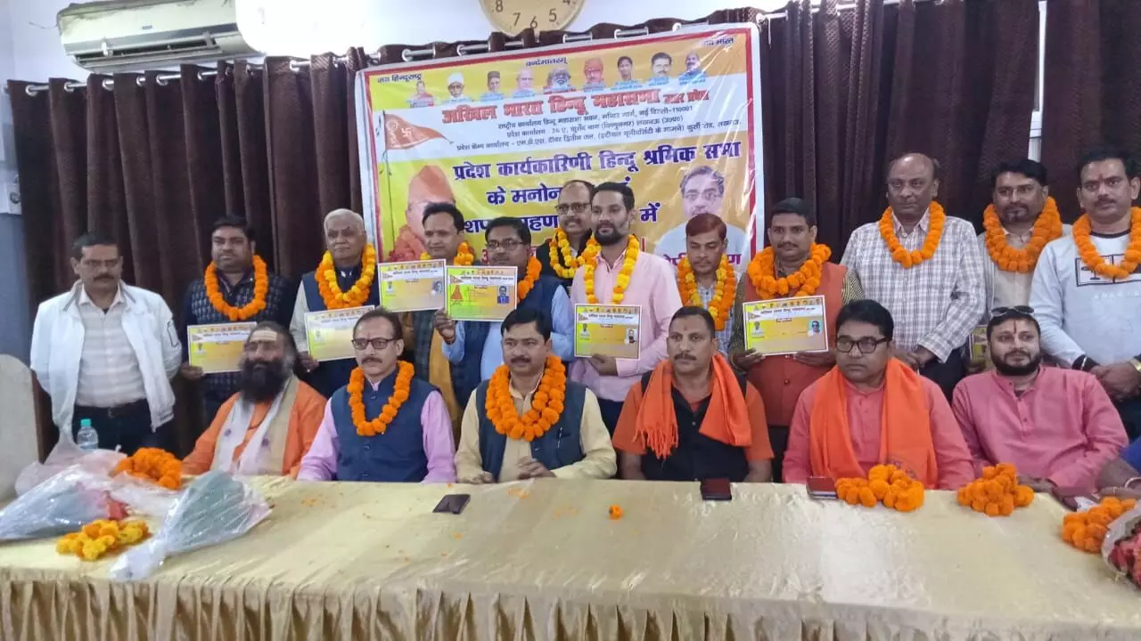 प्रेस क्लब में पदाधिकारियों को दिलायी गयी शपथ प्रेस क्लब में पदाधिकारियों को दिलायी गयी शपथ