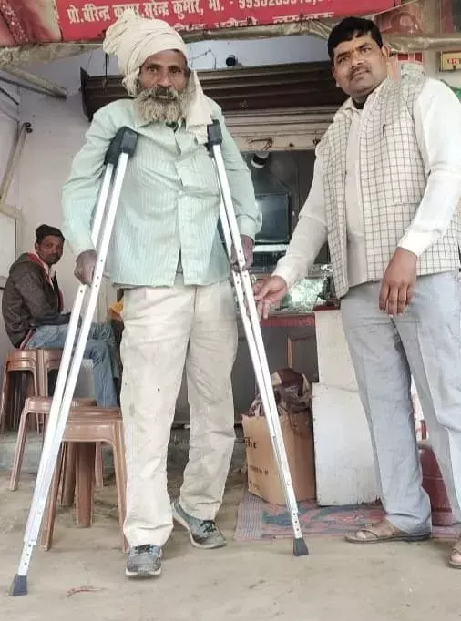 समाजसेवी वीरेन्द्र रावत के प्रयास से दिव्यांग रामकुमार को मिली बैशाखी