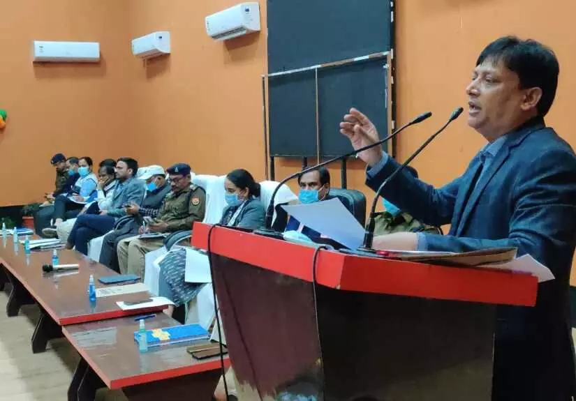 डीएम ने सेक्टर मजिस्ट्रेट व सेक्टर पुलिस अधिकारियों की ली बैठक डीएम ने सेक्टर मजिस्ट्रेट व सेक्टर पुलिस अधिकारियों की ली बैठक