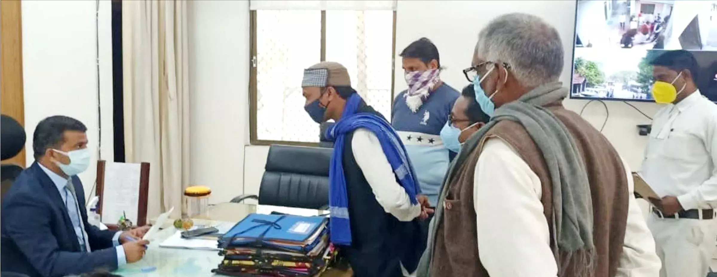 भीम आर्मी ने बाबा साहब की मूर्ति तोड़ने के विरोध में डीएम को सौंपा ज्ञापन