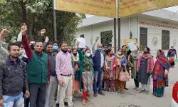 एनएचएम संविदा कर्मियों ने समान पद समान वेतन की मांग को लेकर शुरू किया अनिश्चितकालीन कार्य बहिष्कार एनएचएम संविदा कर्मियों ने समान पद समान वेतन की मांग को लेकर शुरू किया अनिश्चितकालीन कार्य बहिष्कार