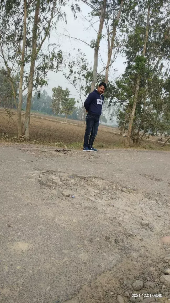 जर्जर मार्ग पर चलना दुश्वार ग्रामीणों में रोष