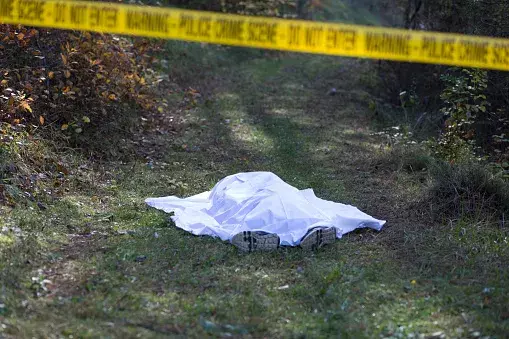 एक सप्ताह पुराना सड़ा गला झाड़ियों में पड़ा मिला युवक का शव
