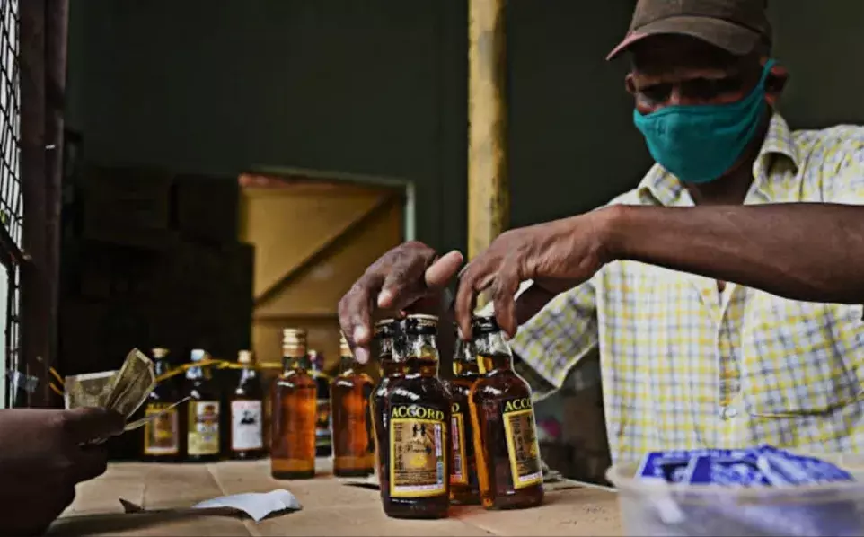 अवैध शराब का कारोबार बना पुलिस का कमाऊ जरिया अवैध शराब का कारोबार बना पुलिस का कमाऊ जरिया