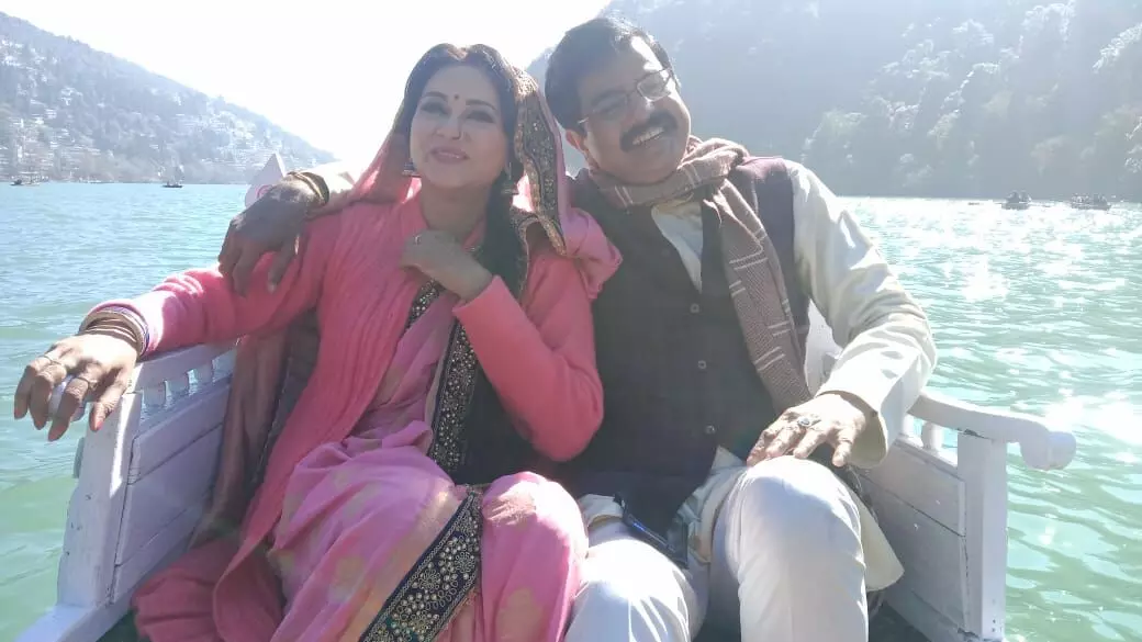 रोमांटिक बोट सीक्वेंस की शूटिंग में अंबरीश ने की फरहाना की मदद रोमांटिक बोट सीक्वेंस की शूटिंग में अंबरीश ने की फरहाना की मदद