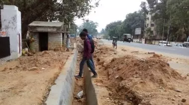 सड़क व नाली निर्माण में मानक दरकिनार सड़क व नाली निर्माण में मानक दरकिनार
