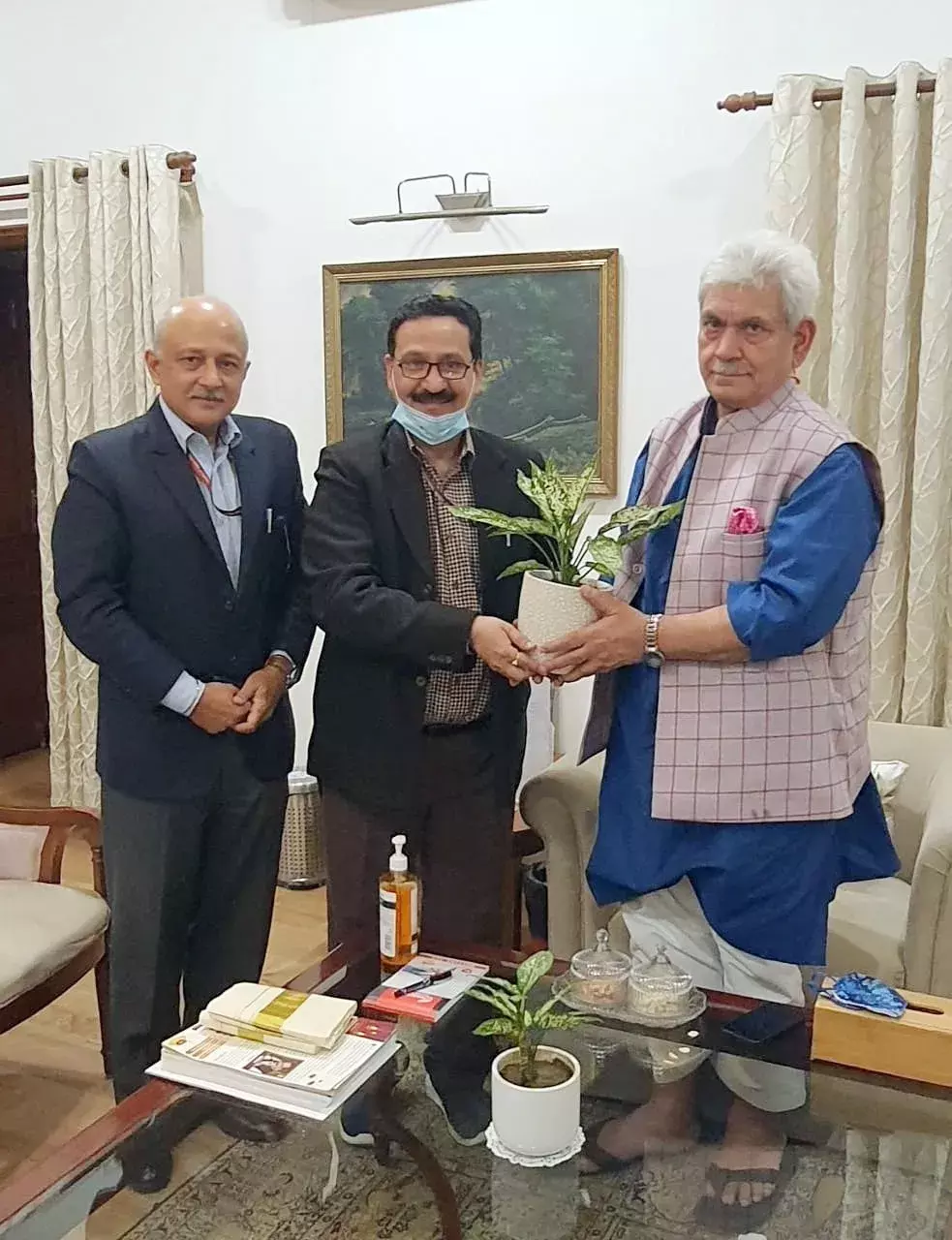 जम्मू-कश्मीर के उपराज्यपाल से मिले आईआईएमसी के महानिदेशक जम्मू-कश्मीर के उपराज्यपाल से मिले आईआईएमसी के महानिदेशक