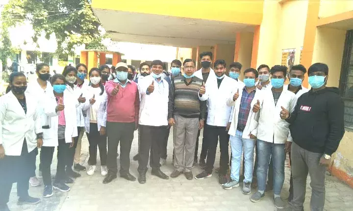 सीएचसी सरोजिनी नगर के फार्मेसिस्टो ने 2 घंटे किया कार्य बहिष्कार सीएचसी सरोजिनी नगर के फार्मेसिस्टो ने 2 घंटे किया कार्य बहिष्कार