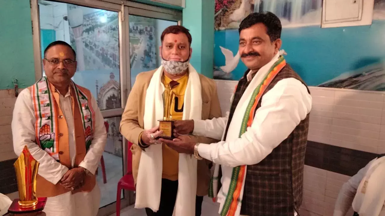 рдХрд╛рдВрдЧреНрд░реЗрд╕ рдкрд╛рд░реНрдЯреА рдХреЗ рднрд╛рд╡реА рдкреНрд░рддреНрдпрд╛рд╢реА рд╕реБрдиреАрд▓ рджреБрдмреЗ рдиреЗ рдкрддреНрд░рдХрд╛рд░реЛрдВ рдХреЛ рдХрд┐рдпрд╛ рд╕рдореНрдорд╛рдирд┐рдд рдХрд╛рдВрдЧреНрд░реЗрд╕ рдкрд╛рд░реНрдЯреА рдХреЗ рднрд╛рд╡реА рдкреНрд░рддреНрдпрд╛рд╢реА рд╕реБрдиреАрд▓ рджреБрдмреЗ рдиреЗ рдкрддреНрд░рдХрд╛рд░реЛрдВ рдХреЛ рдХрд┐рдпрд╛ рд╕рдореНрдорд╛рдирд┐рдд