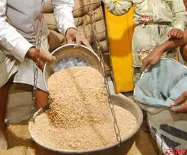 कोटे की दुकानों पर राशन के साथ मुफ्त में नमक, चना और तेल का हुआ वितरण कोटे की दुकानों पर राशन के साथ मुफ्त में नमक, चना और तेल का हुआ वितरण