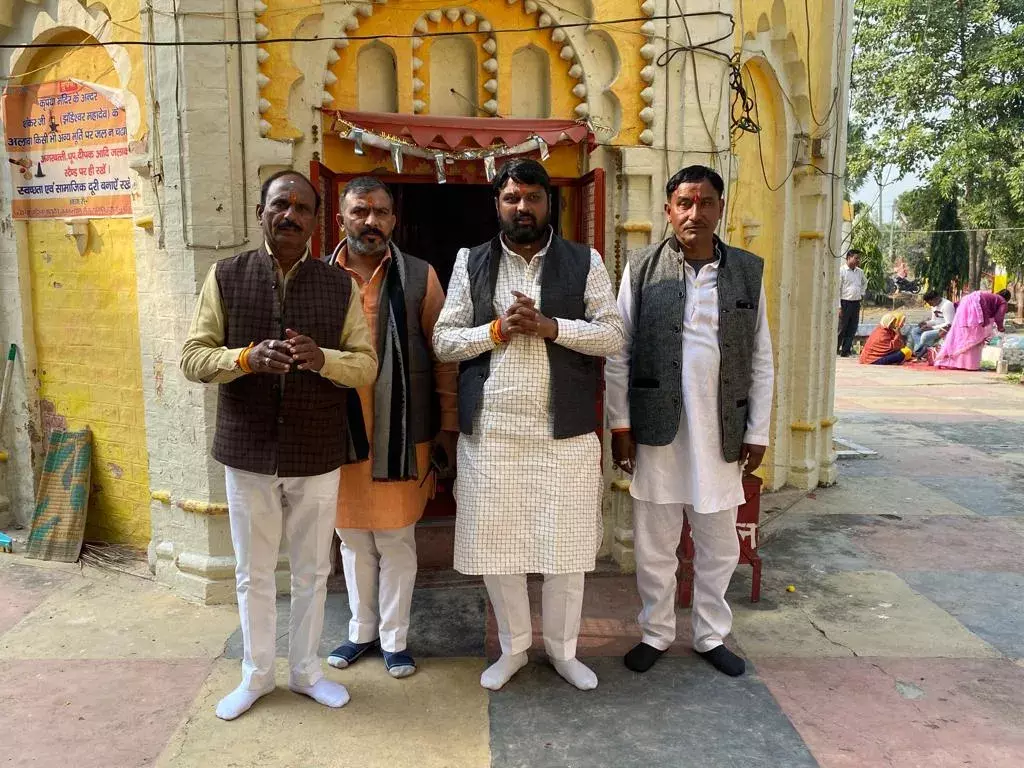 धार्मिक यात्रा निकाल 21 धार्मिक स्थानों पर माथा टेक विजय श्री का आशीर्वाद मांगा