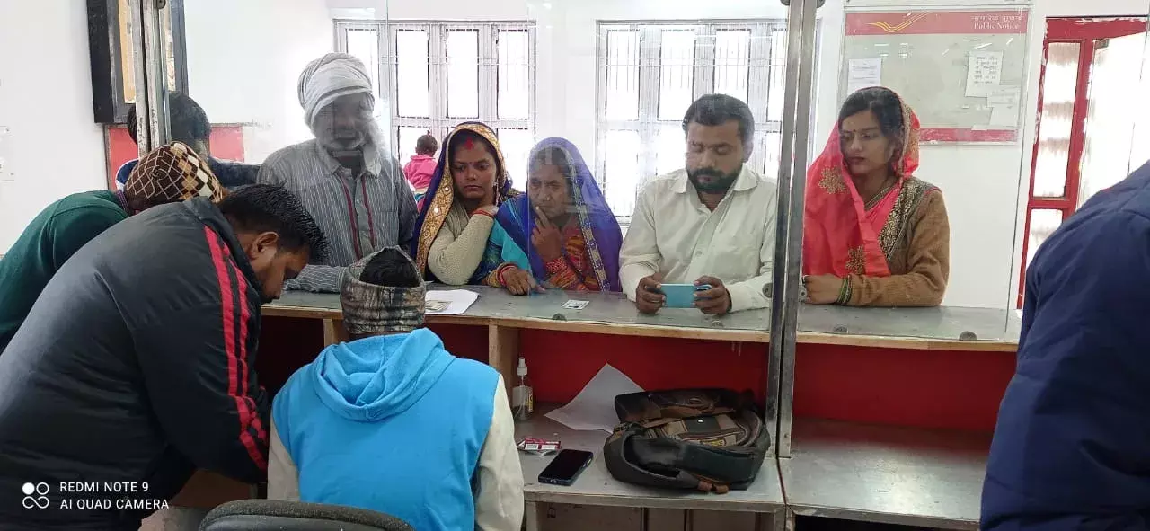 गोला डाकघर मे ई श्रम योजना का शुभारंभ