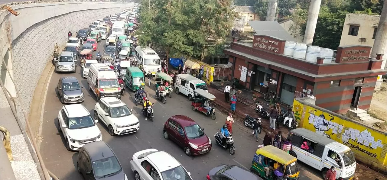 जाम से निजात पाने को तरस रहा राष्ट्रीय राजमार्ग जाम से निजात पाने को तरस रहा राष्ट्रीय राजमार्ग