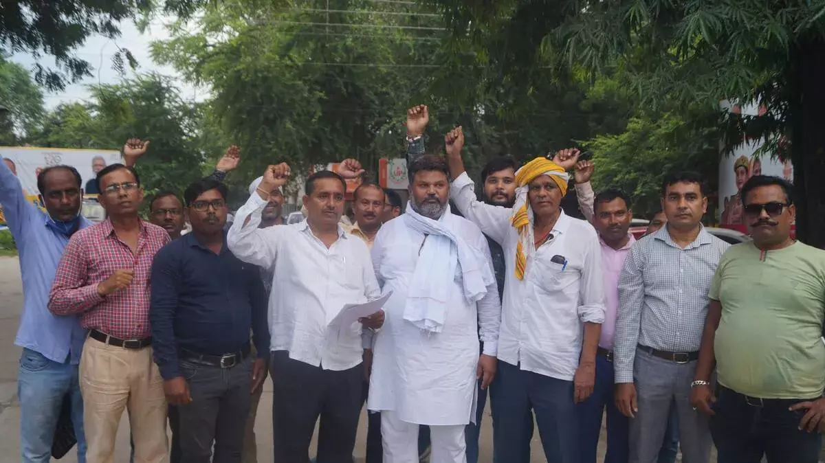 7 सूत्री मांगों को लेकर खंड शिक्षा अधिकारी को सौंपा ज्ञापन