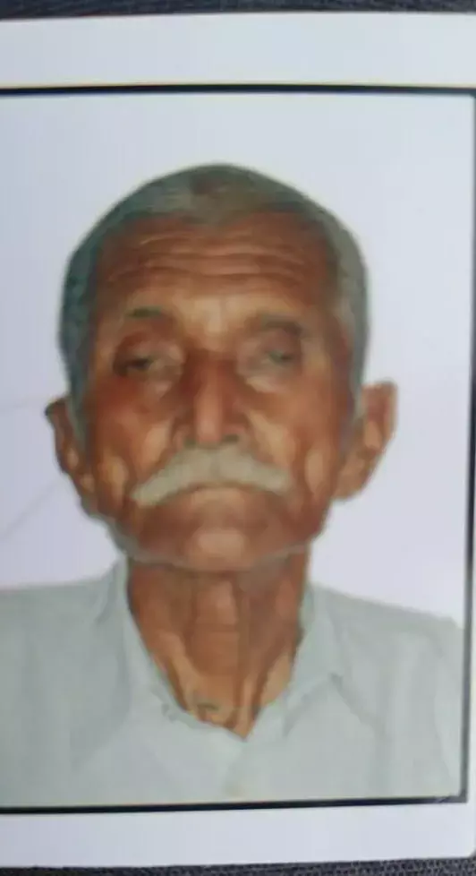 बेसहारा सांड ने खेत की रखवाली कर रहे किसान को उतारा मौत के घाट बेसहारा सांड ने खेत की रखवाली कर रहे किसान को उतारा मौत के घाट